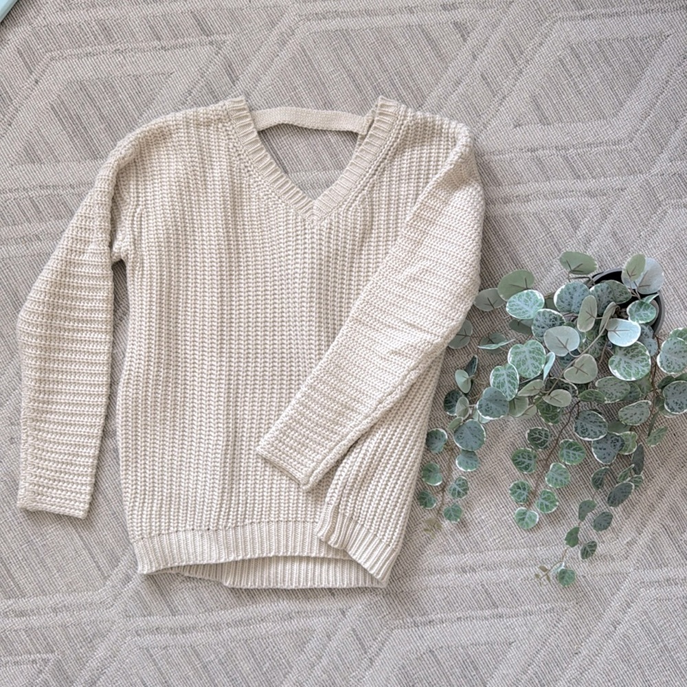 Lyla+luxe XS long sleeve vneck sweater with v back detail.